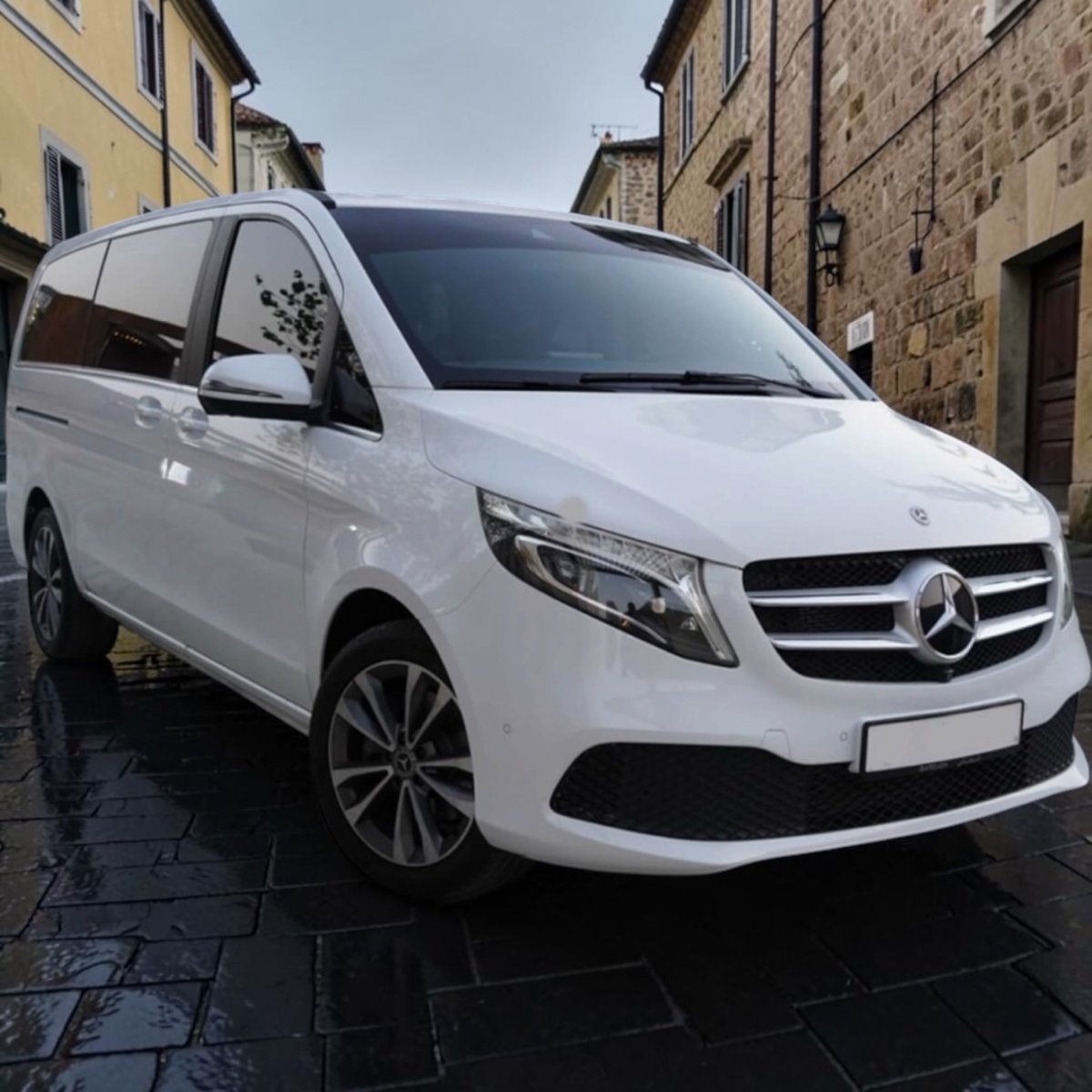 Mercedes-Benz Clase V blanco de Pere Taxi Valls aparcado en una plaza empedrada del centro de Valls